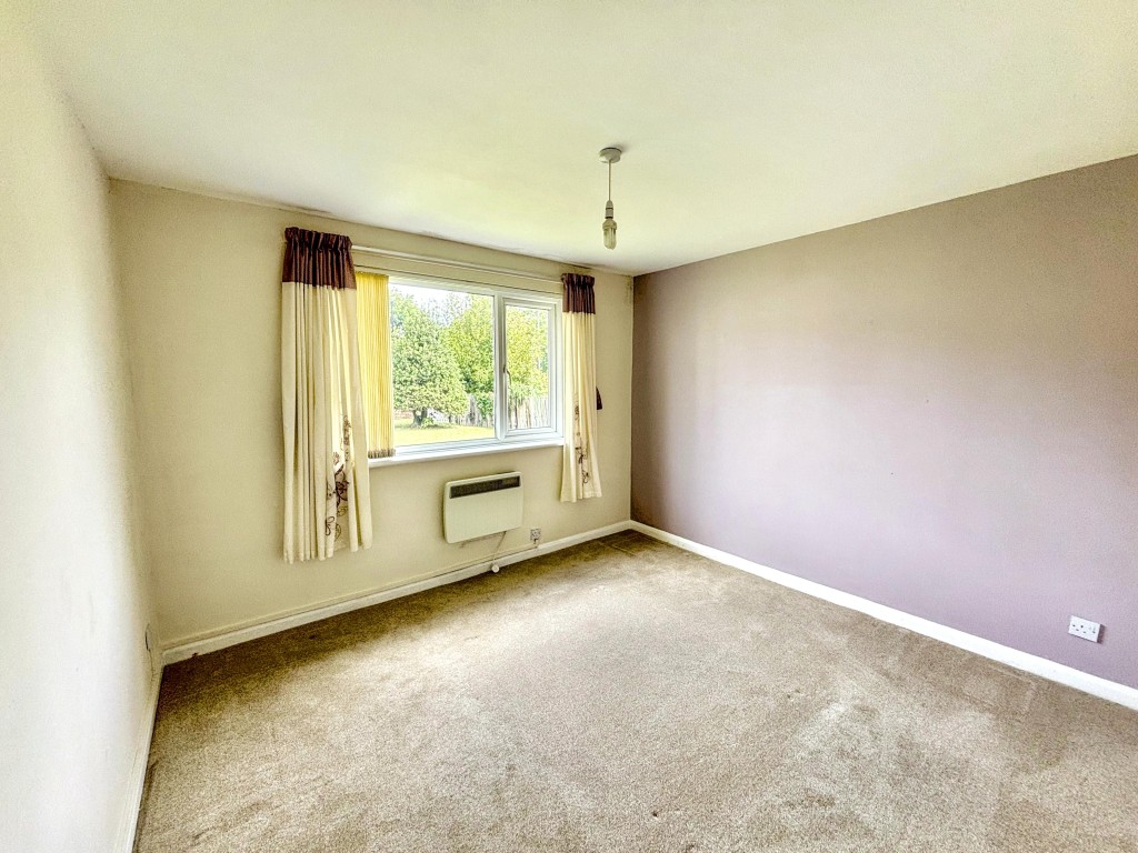 Lot: 120 - TWO-BEDROOM GROUND FLOOR FLAT WITH GARAGE CLOSE TO THE SEAFRONT - A Bedroom
